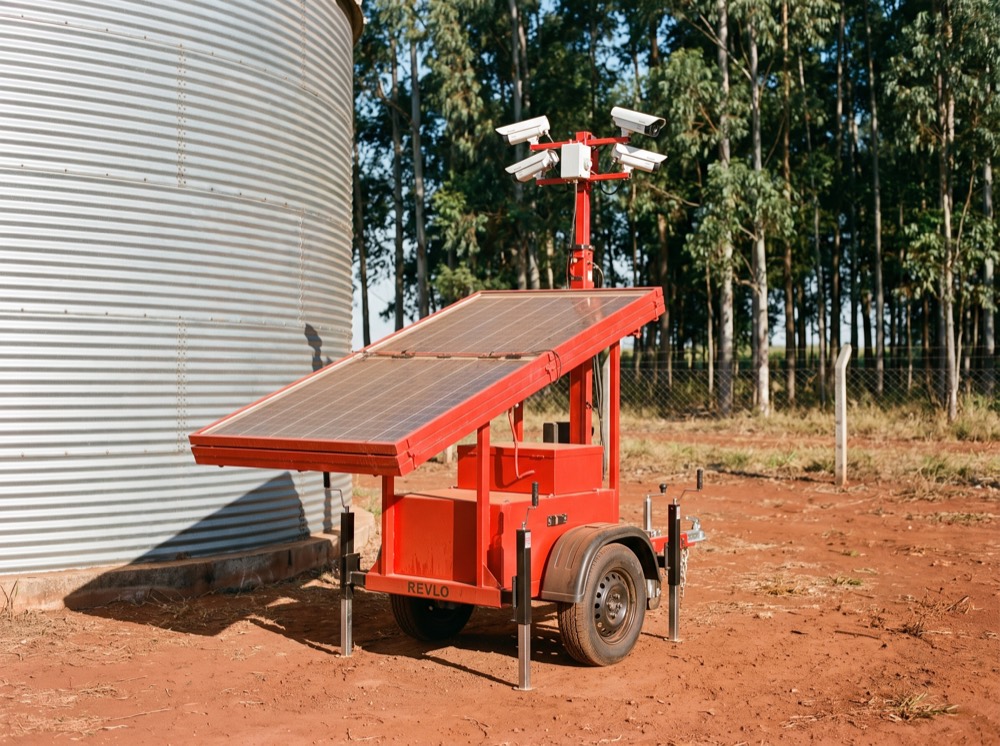 Torre de monitoramento instalada ao lado de um silo em uma fazenda